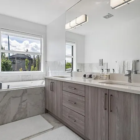 Luxury Spacious Private House Near City Centre Calgary Exterior photo