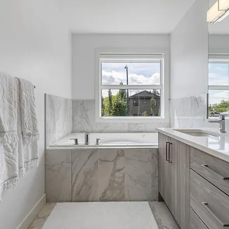 Luxury Spacious Private House Near City Centre Calgary Exterior photo